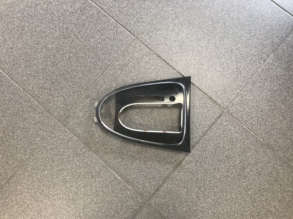 Dekoratīvs rāmis pārnesumu selektoram priekš MERCEDES BENZ CLS 320 2005 1 Dekoratīvs rāmis pārnesumu selektoram priekš MERCEDES BENZ CLS 320 2005