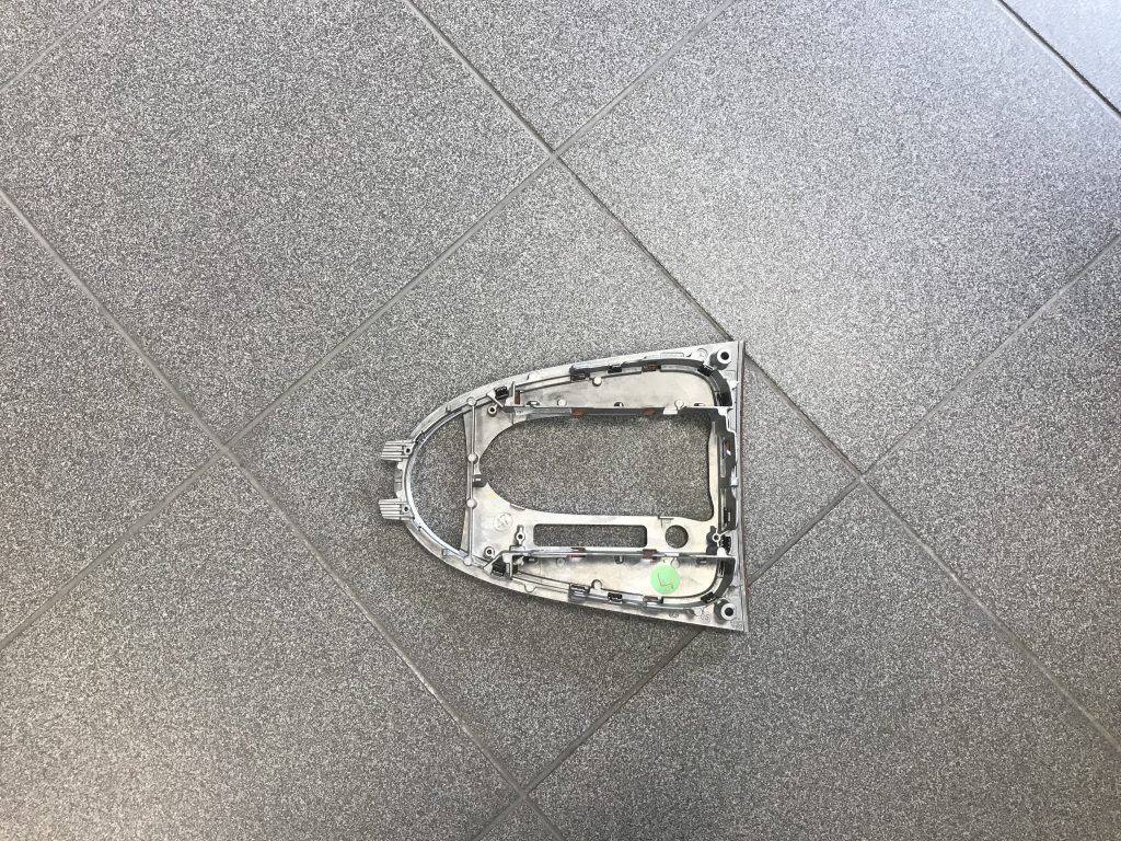 Dekoratīvs rāmis pārnesumu selektoram priekš MERCEDES BENZ CLS 320 2005 2 Dekoratīvs rāmis pārnesumu selektoram priekš MERCEDES BENZ CLS 320 2005