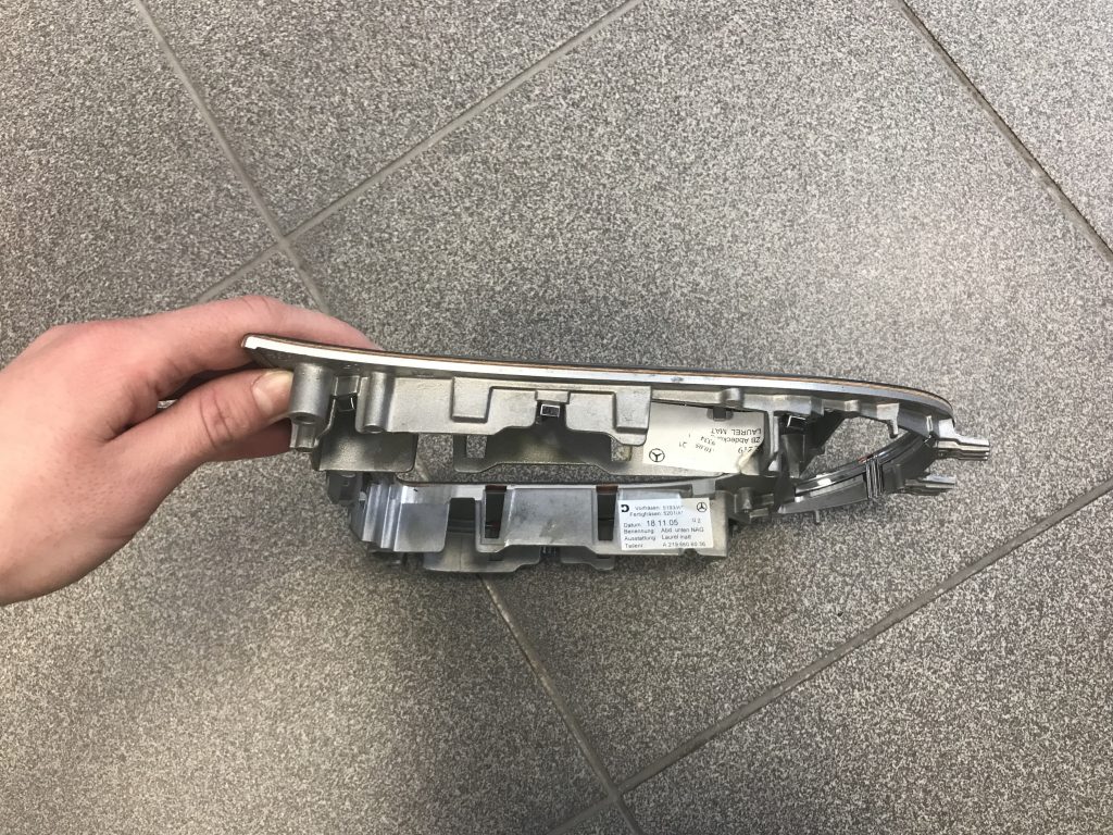 Dekoratīvs rāmis pārnesumu selektoram priekš MERCEDES BENZ CLS 320 2005 4 Dekoratīvs rāmis pārnesumu selektoram priekš MERCEDES BENZ CLS 320 2005