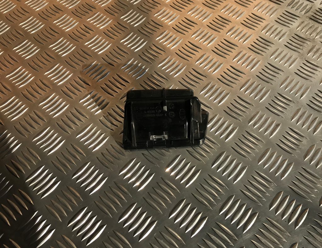 Pelnu trauks priekš BMW 1 E87 2009 WHITE 2 Pelnu trauks priekš BMW 1 E87 2009 WHITE