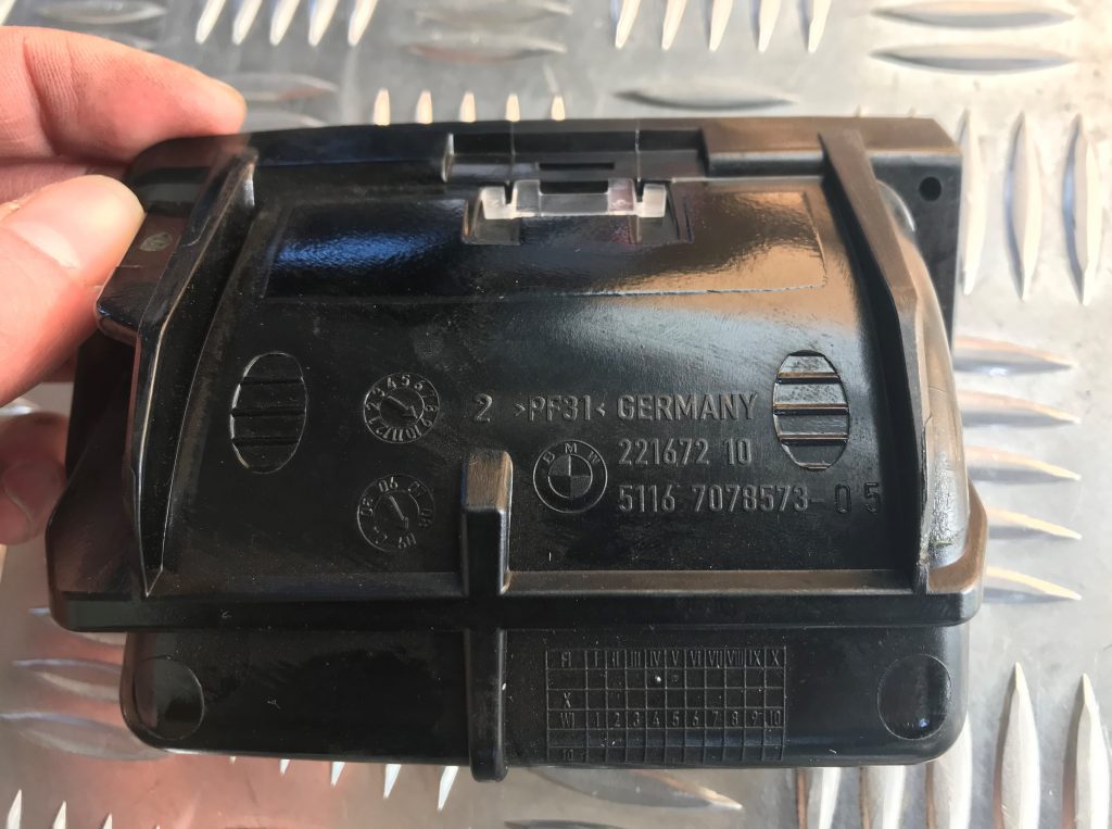 Pelnu trauks priekš BMW 1 E87 2009 WHITE 3 Pelnu trauks priekš BMW 1 E87 2009 WHITE