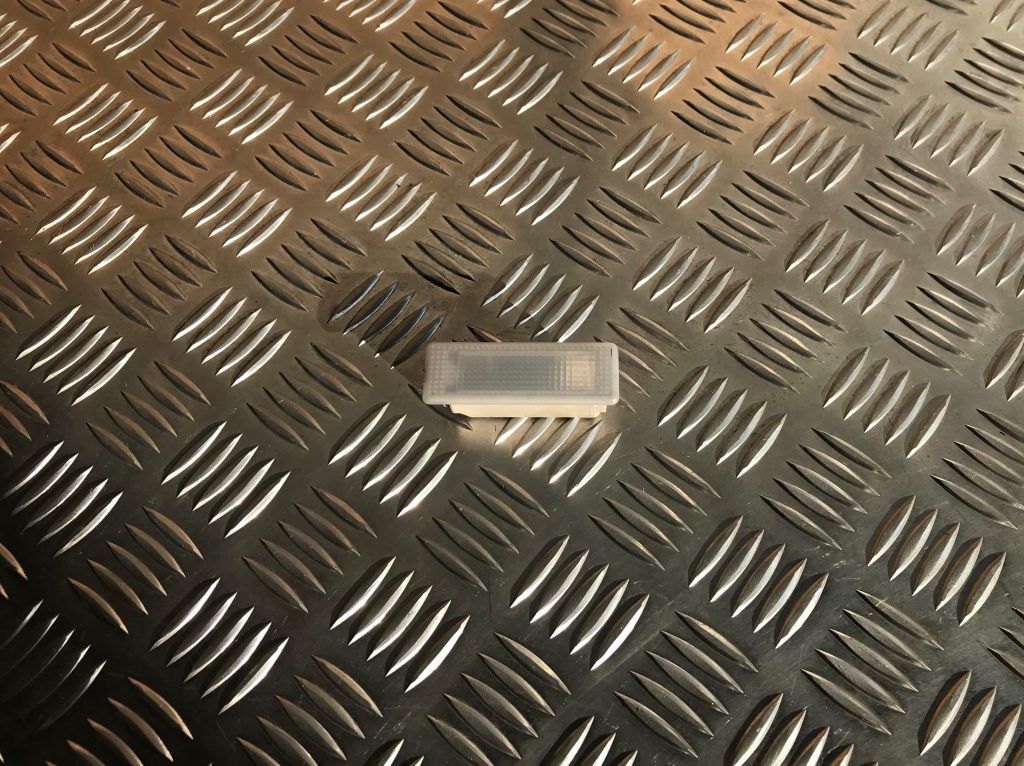 Kāju apgaismojuma lukturis priekš BMW 1 E87 2009 WHITE 1 Kāju apgaismojuma lukturis priekš BMW 1 E87 2009 WHITE