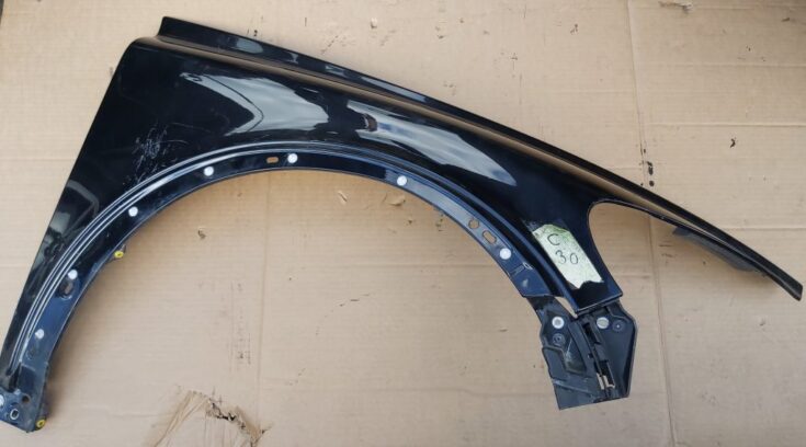 Priekšējais labais spārns priekš VOLVO C30 2008 BLACK