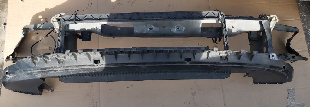 Priekšējā radiatora rāmis priekš VOLVO C30 2008 BLACK 1 Priekšējā radiatora rāmis priekš VOLVO C30 2008 BLACK