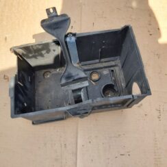 Akumulatora pamatnes kronšteins priekš VOLVO C30 2008 BLACK