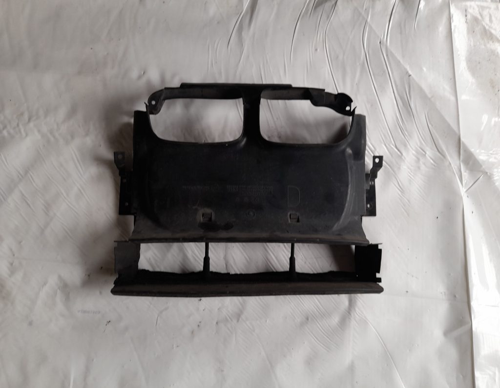 Ieplūdes gaisa deflektors/Difuzors priekš BMW 320D E46 2004 TOURING 1 Ieplūdes gaisa deflektors/Difuzors priekš BMW 320D E46 2004 TOURING