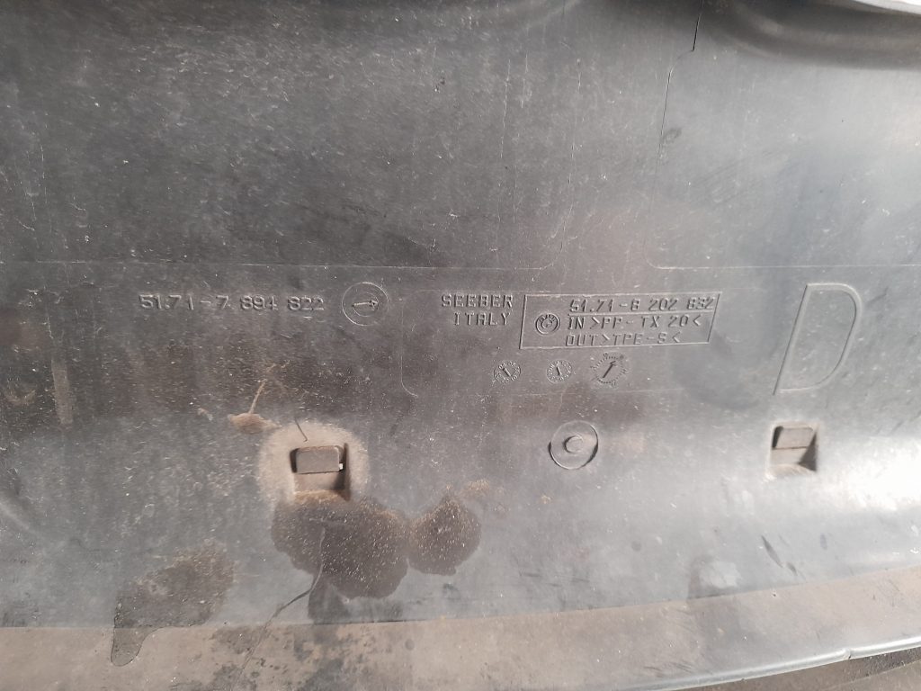 Ieplūdes gaisa deflektors/Difuzors priekš BMW 320D E46 2004 TOURING 3 Ieplūdes gaisa deflektors/Difuzors priekš BMW 320D E46 2004 TOURING