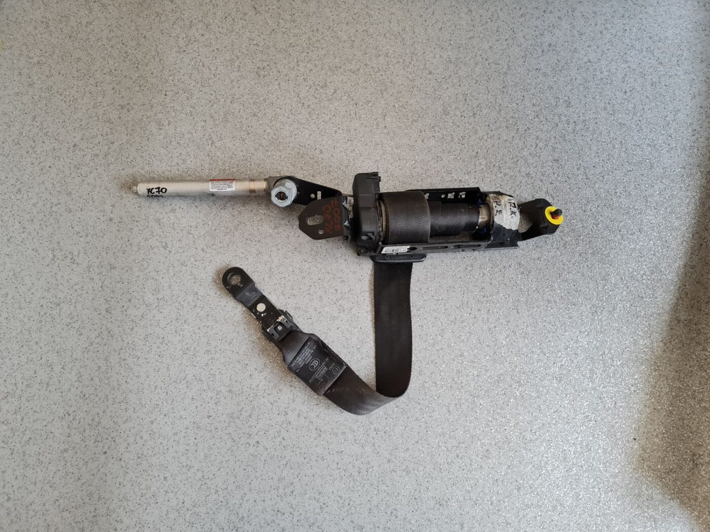 Priekšējā kreisā drošības josta priekš VOLVO XC70 2007 1 Priekšējā kreisā drošības josta priekš VOLVO XC70 2007