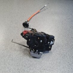 Aizmugurējo kreiso durvju slēdzene priekš AUDI A4 AVANT 2004