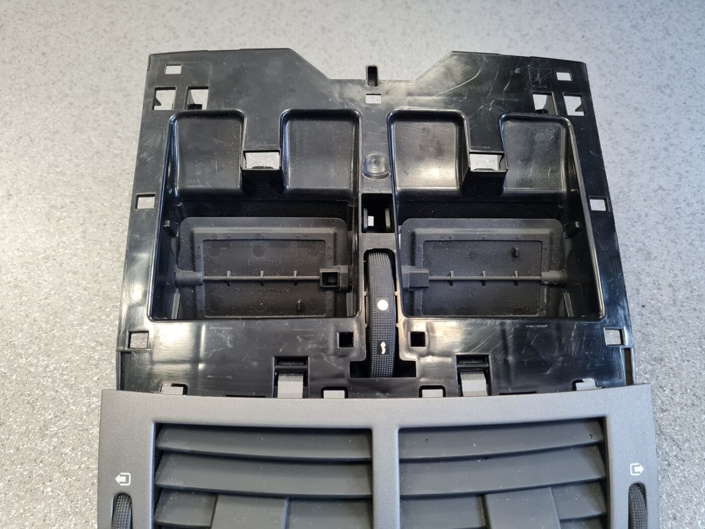 Mērinstrumentu paneļa gaisa vads, centrā priekš PEUGEOT 407 2005 6 Mērinstrumentu paneļa gaisa vads, centrā priekš PEUGEOT 407 2005