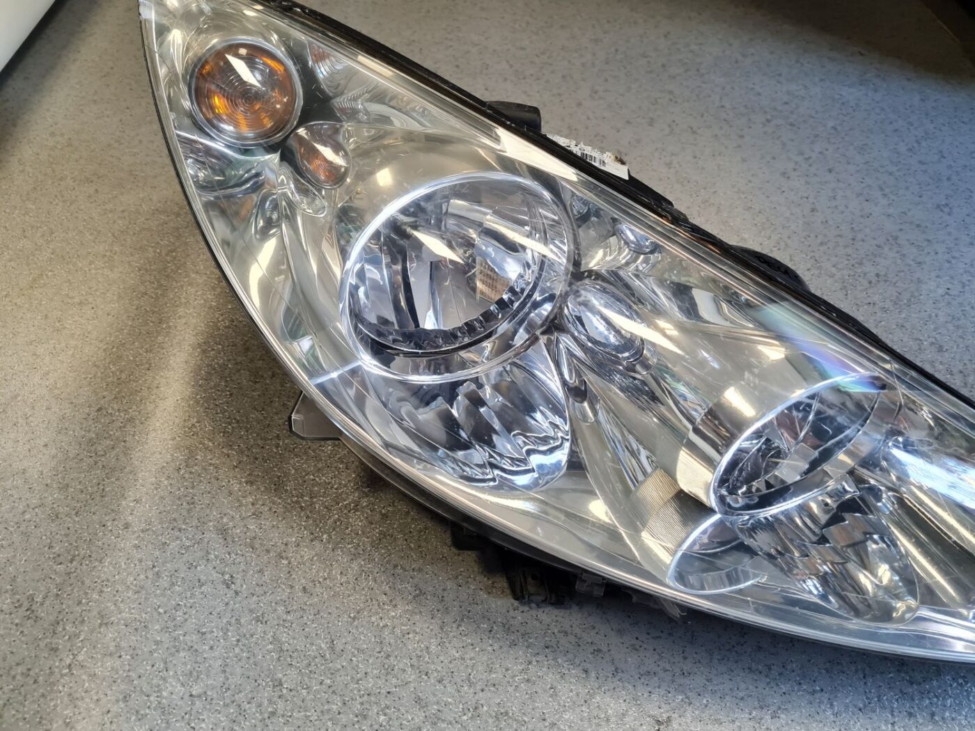 Priekšējais labais lukturis priekš PEUGEOT 407 2005 19 Priekšējais labais lukturis priekš PEUGEOT 407 2005