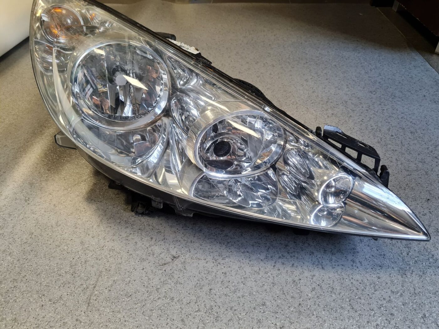 Priekšējais labais lukturis priekš PEUGEOT 407 2005 18 Priekšējais labais lukturis priekš PEUGEOT 407 2005