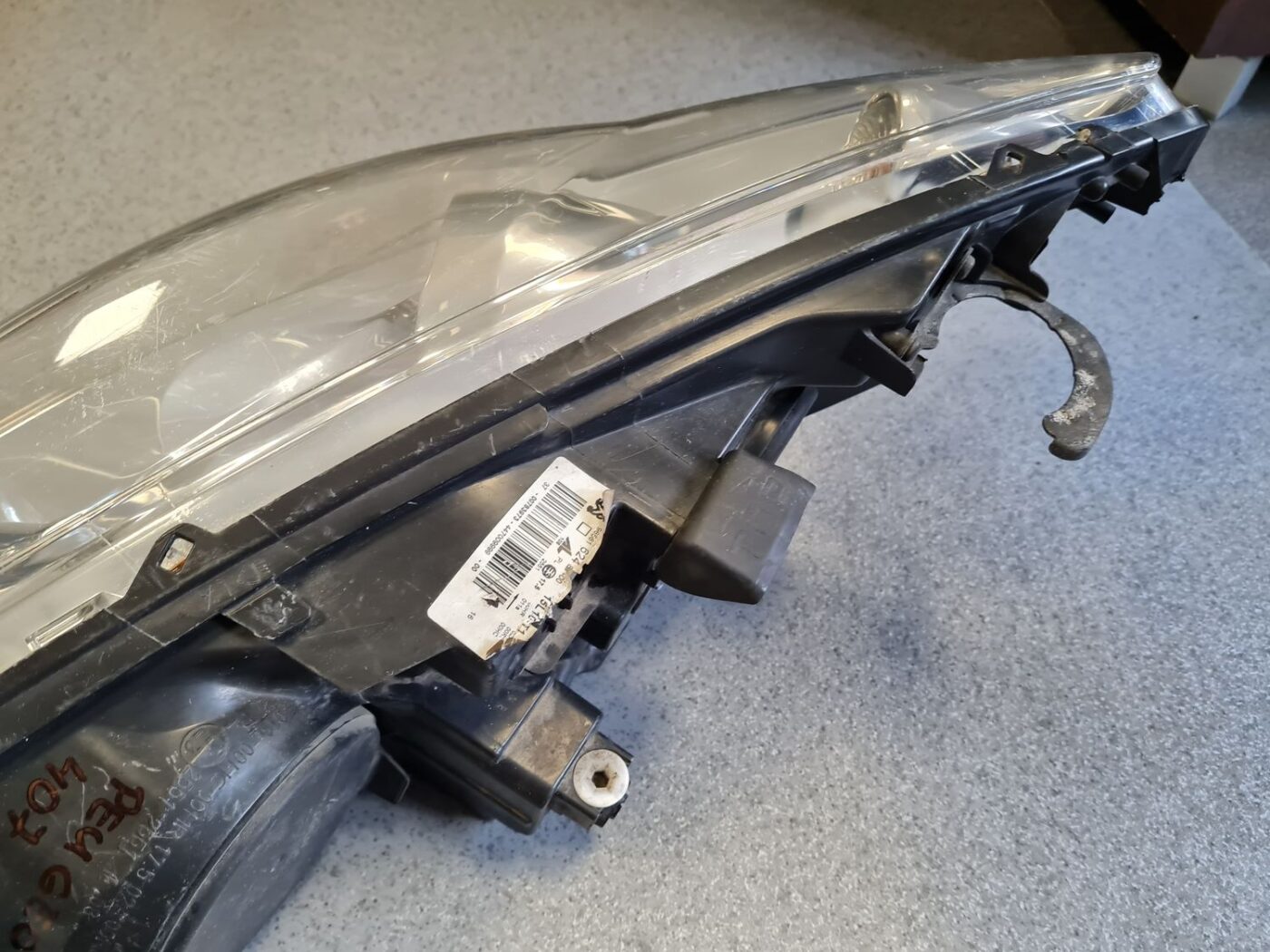 Priekšējais labais lukturis priekš PEUGEOT 407 2005 14 Priekšējais labais lukturis priekš PEUGEOT 407 2005