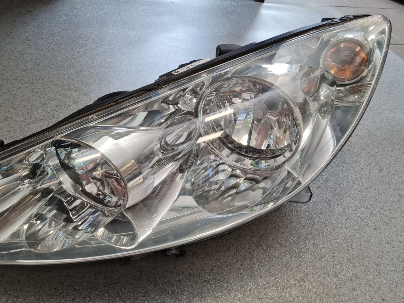 Priekšējais kreisais lukturis priekš PEUGEOT 407 2005 17 Priekšējais kreisais lukturis priekš PEUGEOT 407 2005