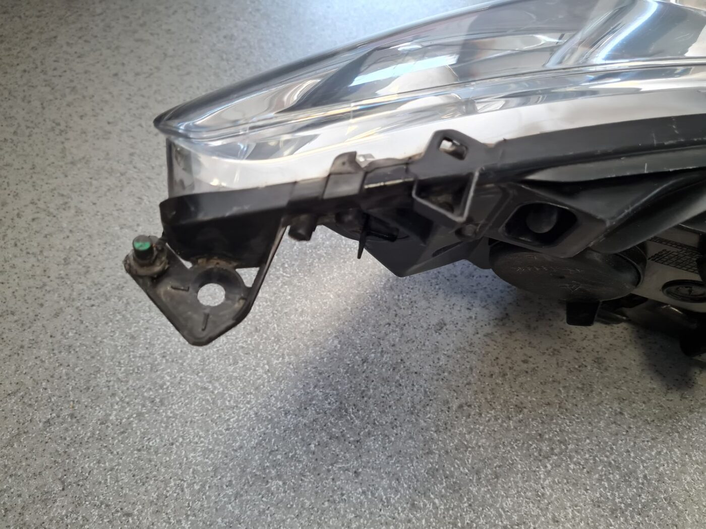 Priekšējais kreisais lukturis priekš PEUGEOT 407 2005 14 Priekšējais kreisais lukturis priekš PEUGEOT 407 2005