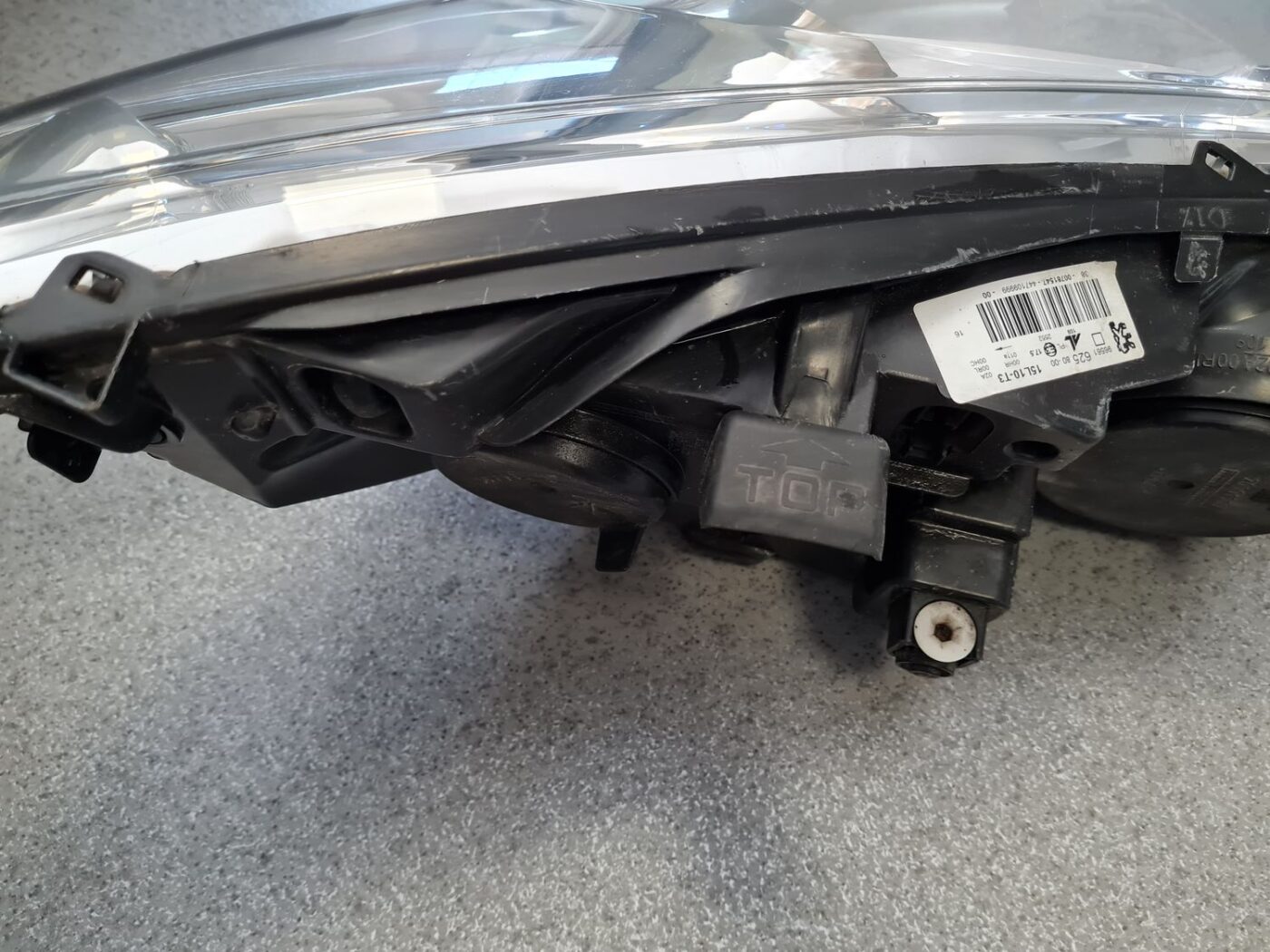 Priekšējais kreisais lukturis priekš PEUGEOT 407 2005 13 Priekšējais kreisais lukturis priekš PEUGEOT 407 2005