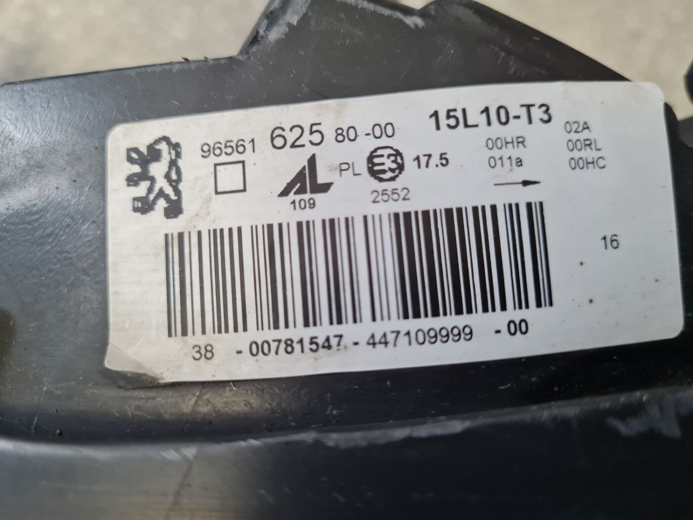 Priekšējais kreisais lukturis priekš PEUGEOT 407 2005 11 Priekšējais kreisais lukturis priekš PEUGEOT 407 2005