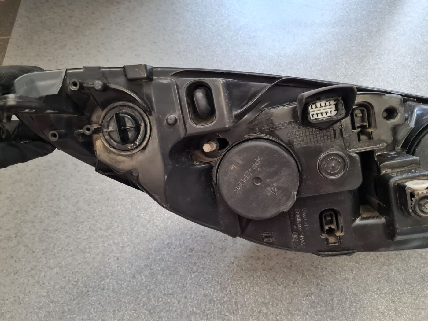 Priekšējais kreisais lukturis priekš PEUGEOT 407 2005 9 Priekšējais kreisais lukturis priekš PEUGEOT 407 2005