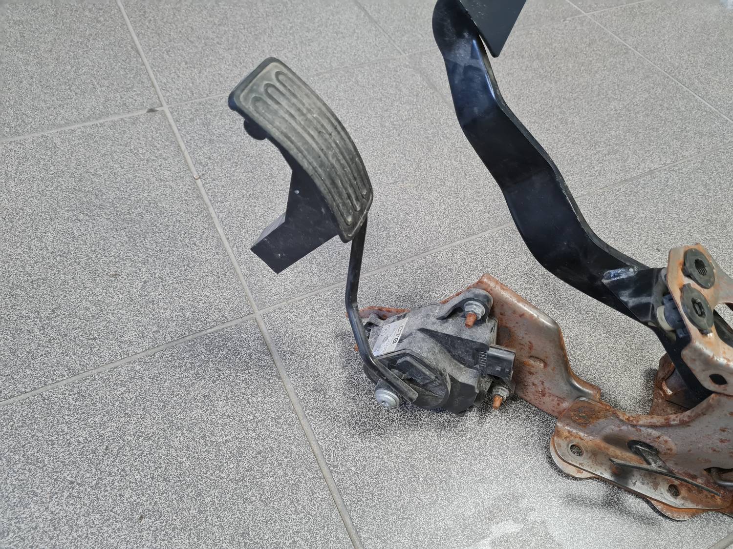 Pedāļu bloks priekš NISSAN X-TRAIL 2007 2 Pedāļu bloks priekš NISSAN X-TRAIL 2007