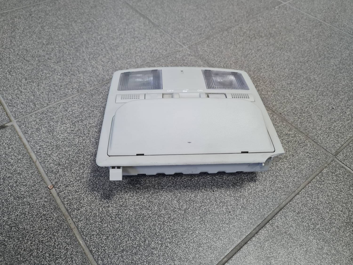 Salona apgaismojuma panelis priekš MAZDA 6 2008 2 Salona apgaismojuma panelis priekš MAZDA 6 2008