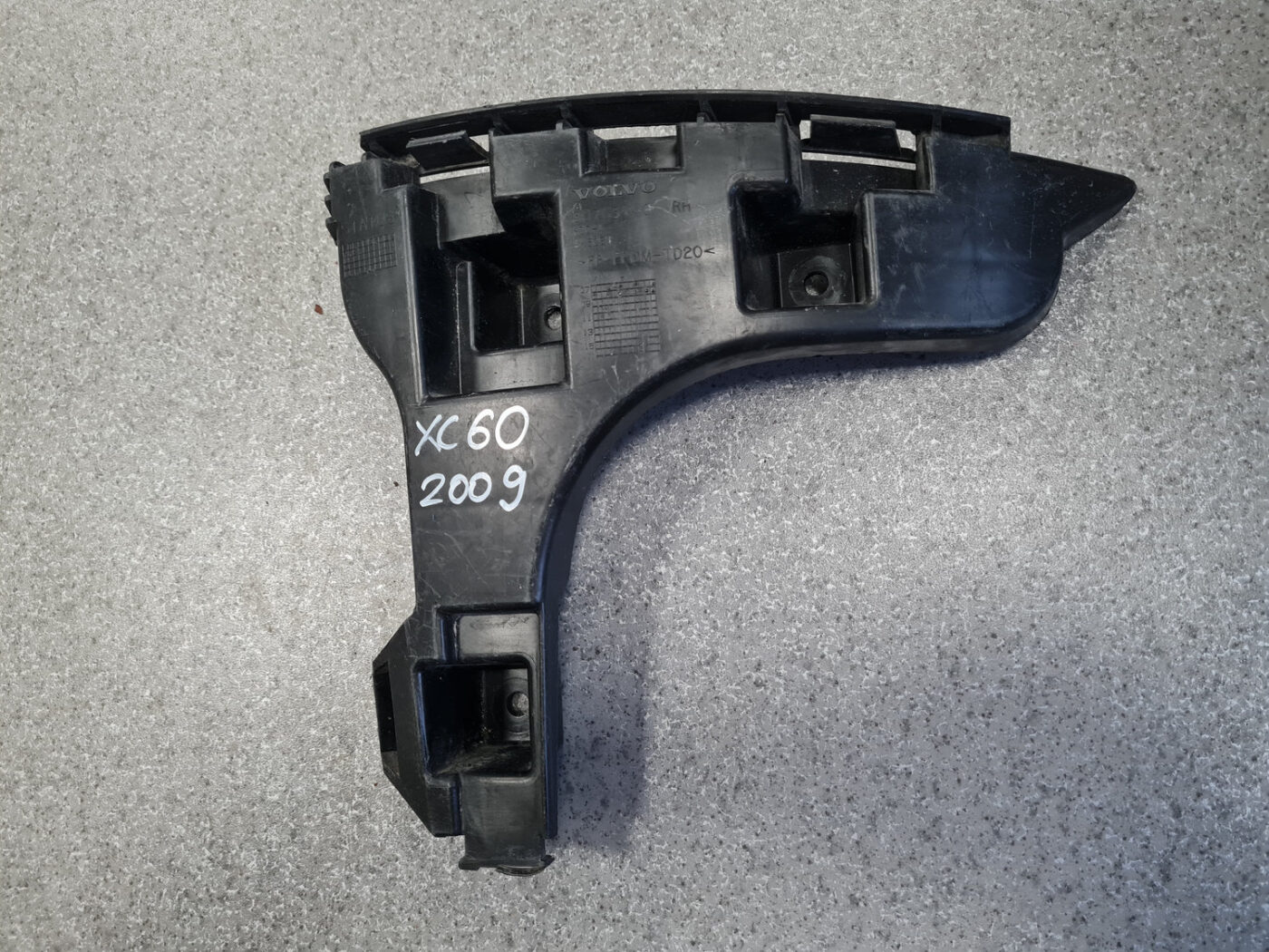Aizmugurēja bufera kronšteins priekš VOLVO XC60 2009 2 Aizmugurēja bufera kronšteins priekš VOLVO XC60 2009