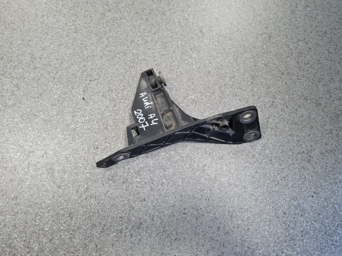 Priekšējā spārna un bufera stiprinājums priekš AUDI A4 2007 1 Priekšējā spārna un bufera stiprinājums priekš AUDI A4 2007