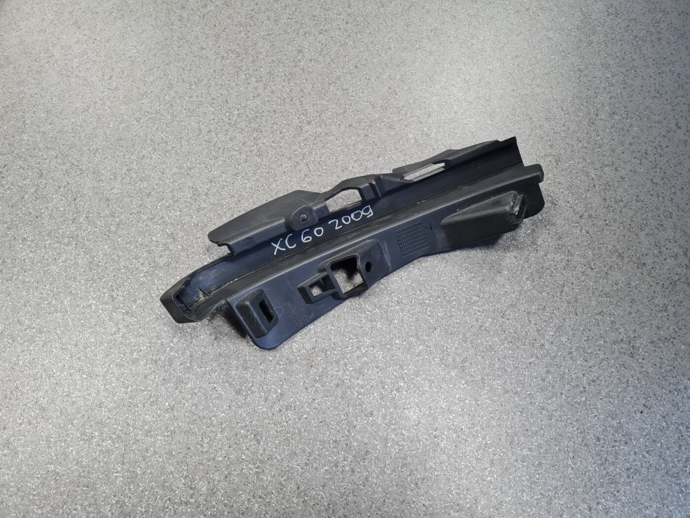 Priekšēja bufera pastiprinātāja kronšteins priekš VOLVO XC60 2009 1 Priekšēja bufera pastiprinātāja kronšteins priekš VOLVO XC60 2009