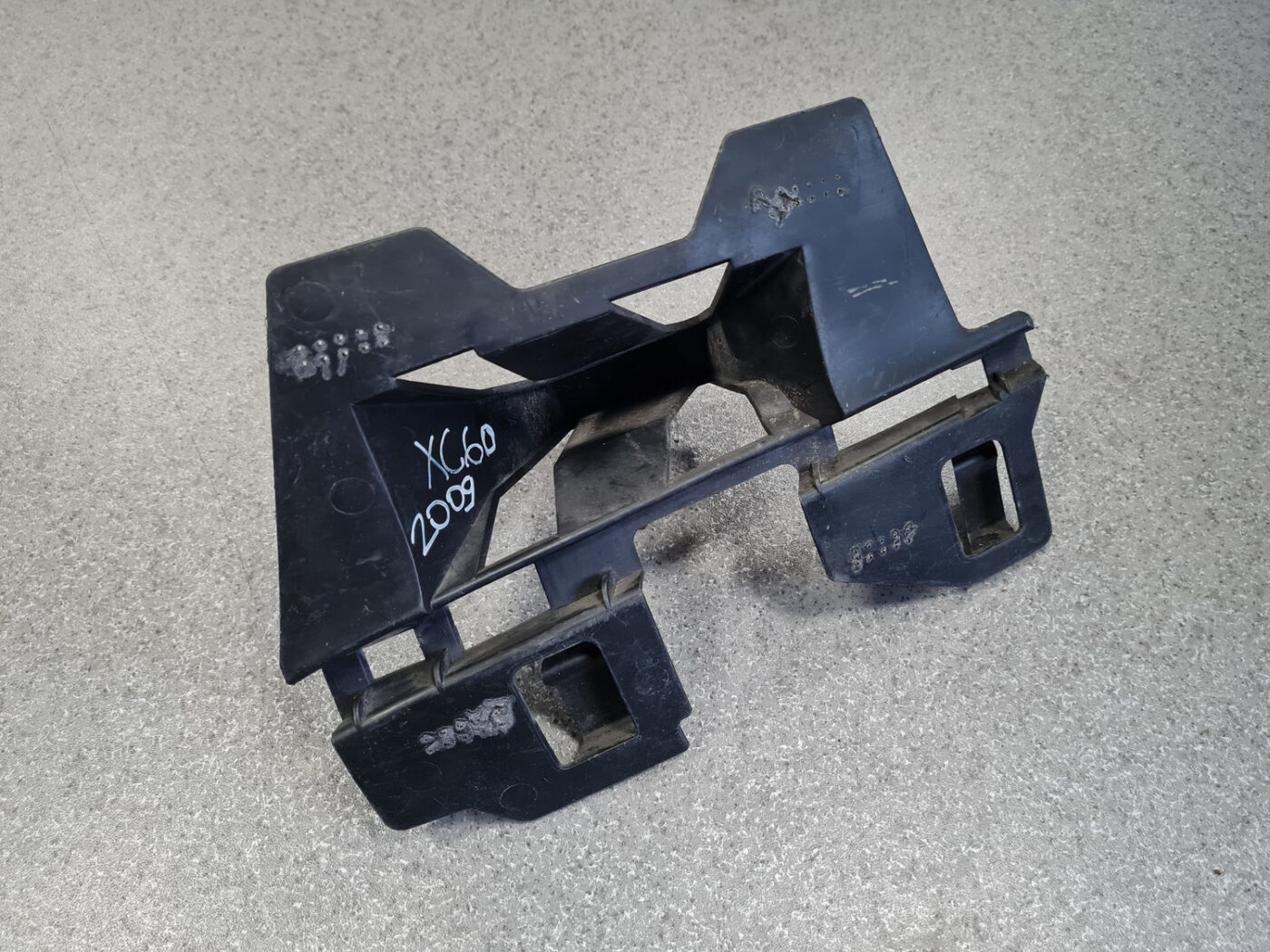 Priekšējā spārna un bufera stiprinājums priekš VOLVO XC60 2009 5 Priekšējā spārna un bufera stiprinājums priekš VOLVO XC60 2009