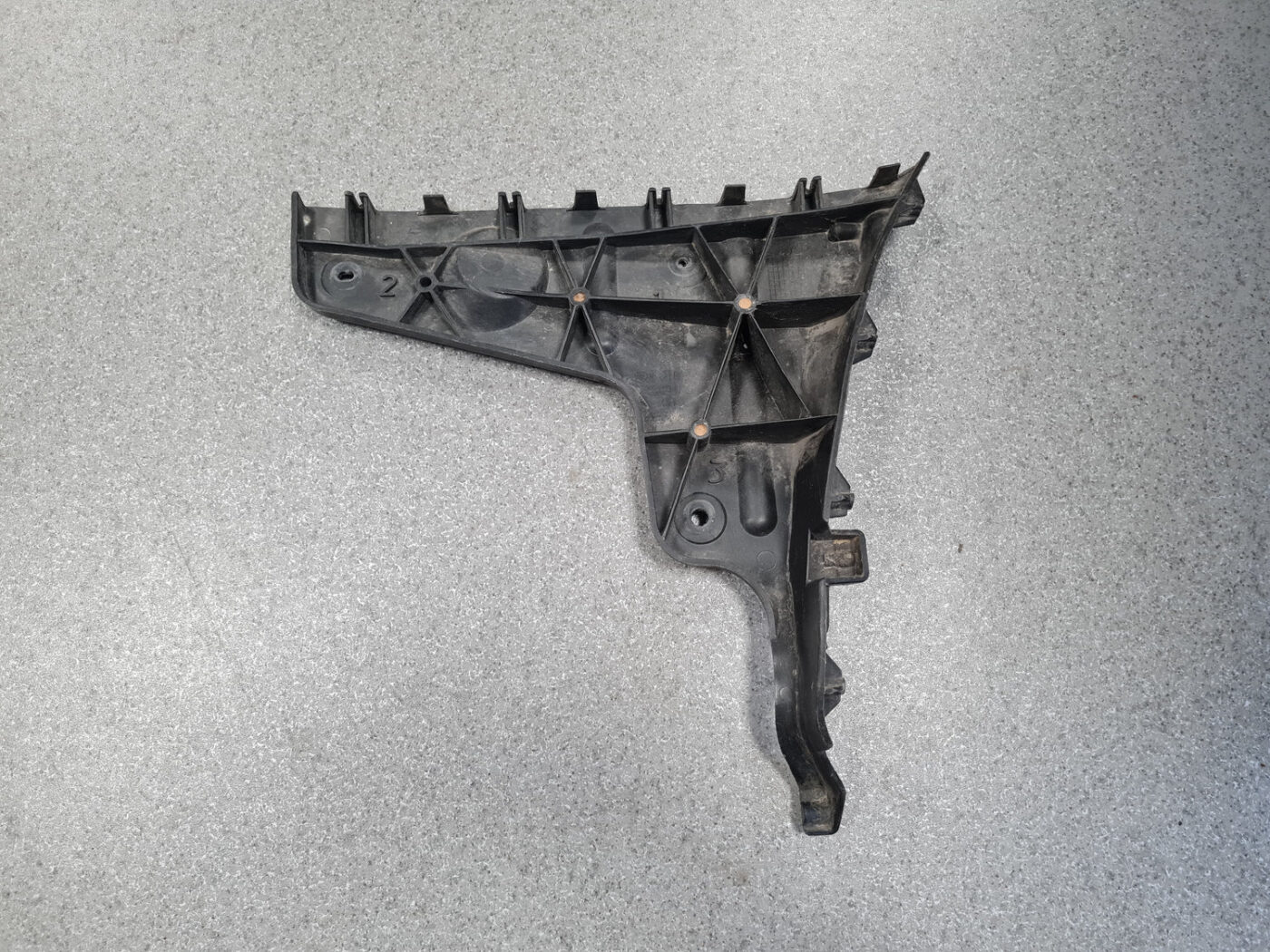 Aizmugurējā spārna un bufera stiprinājums priekš AUDI A4 2005 2 Aizmugurējā spārna un bufera stiprinājums priekš AUDI A4 2005