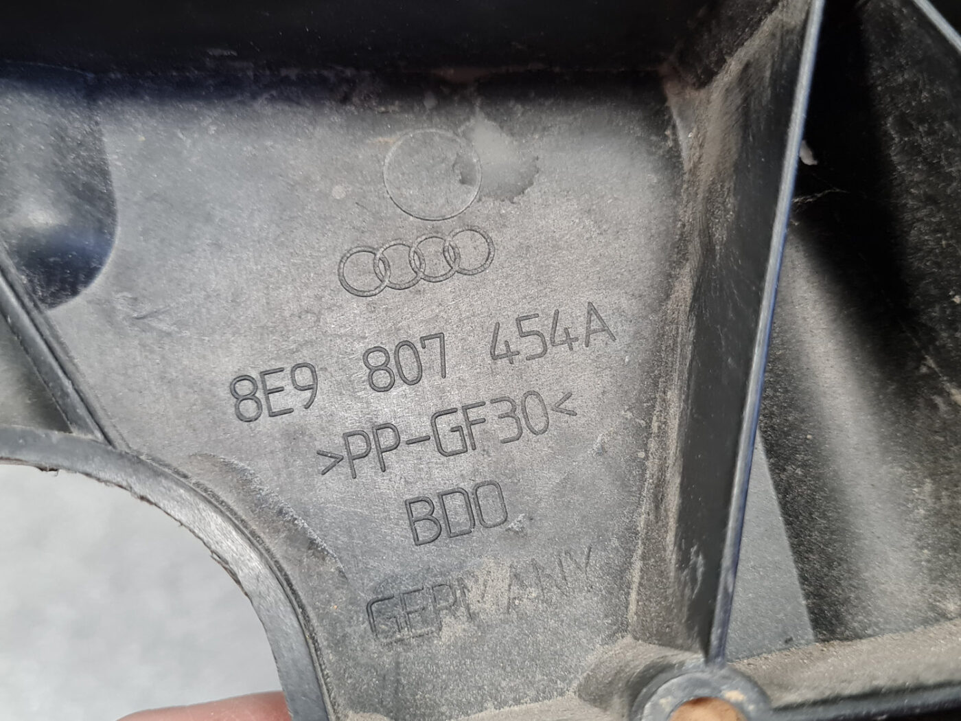 Aizmugurējā spārna un bufera stiprinājums priekš AUDI A4 2005 5 Aizmugurējā spārna un bufera stiprinājums priekš AUDI A4 2005