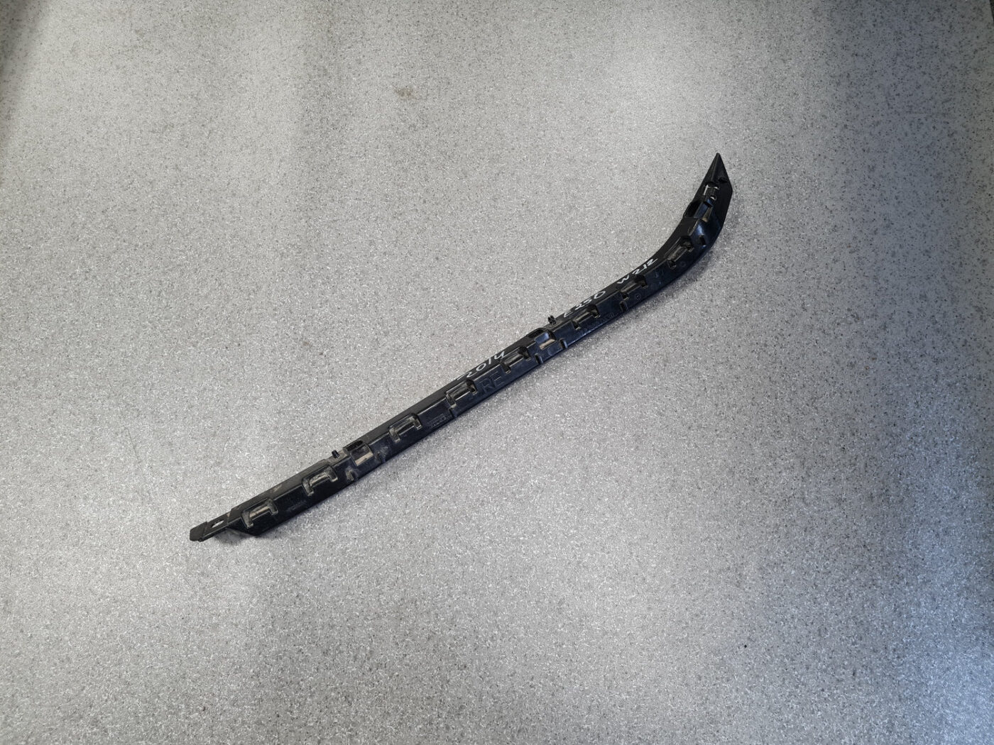 Aizmugurējā spārna un bufera stiprinājums priekš MERCEDES BENZ E250 W212 2014 1 Aizmugurējā spārna un bufera stiprinājums priekš MERCEDES BENZ E250 W212 2014