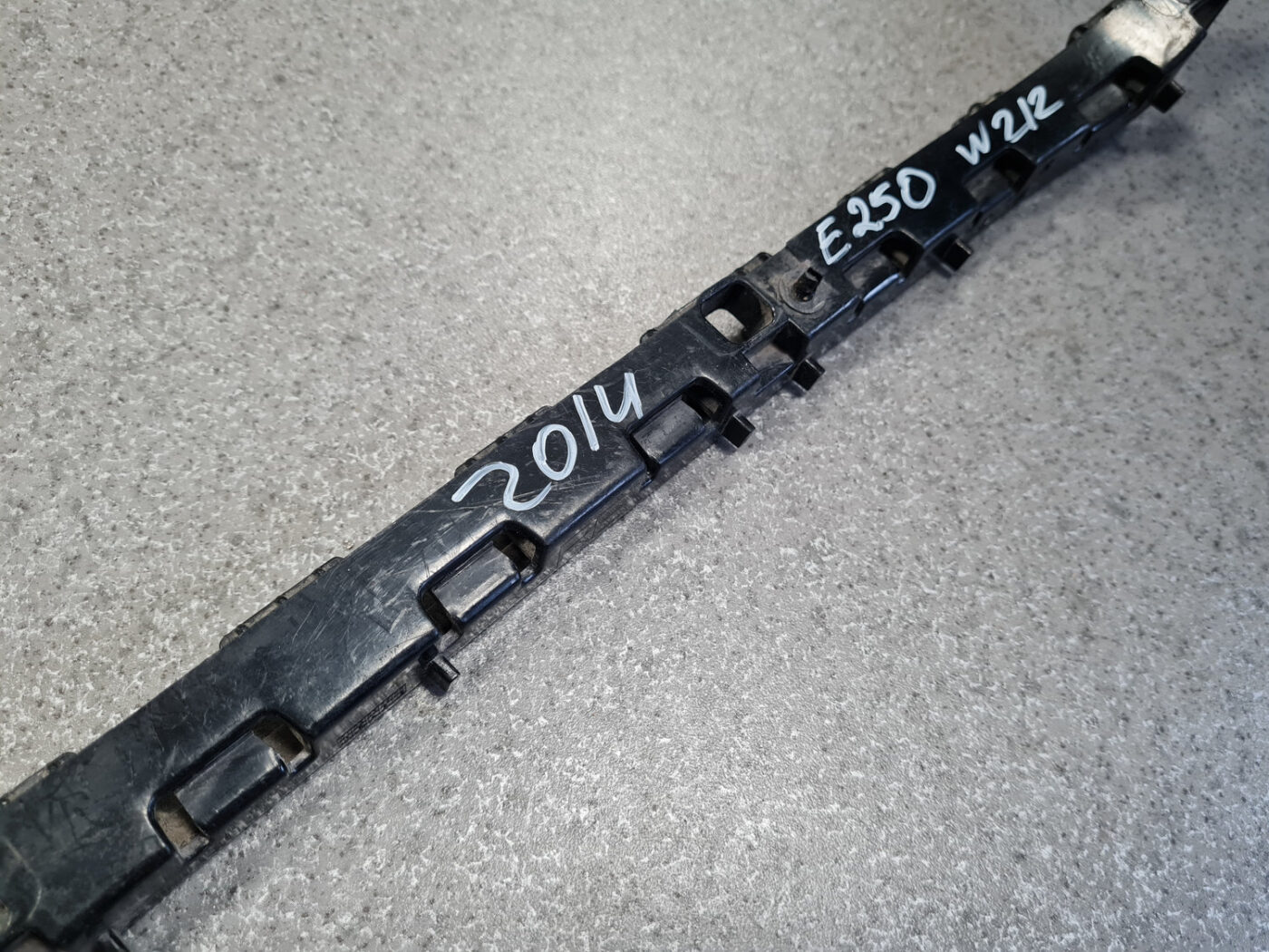 Aizmugurējā spārna un bufera stiprinājums priekš MERCEDES BENZ E250 W212 2014 9 Aizmugurējā spārna un bufera stiprinājums priekš MERCEDES BENZ E250 W212 2014