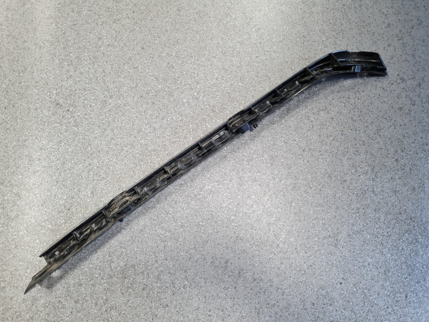 Aizmugurējā spārna un bufera stiprinājums priekš MERCEDES BENZ E250 W212 2014 7 Aizmugurējā spārna un bufera stiprinājums priekš MERCEDES BENZ E250 W212 2014