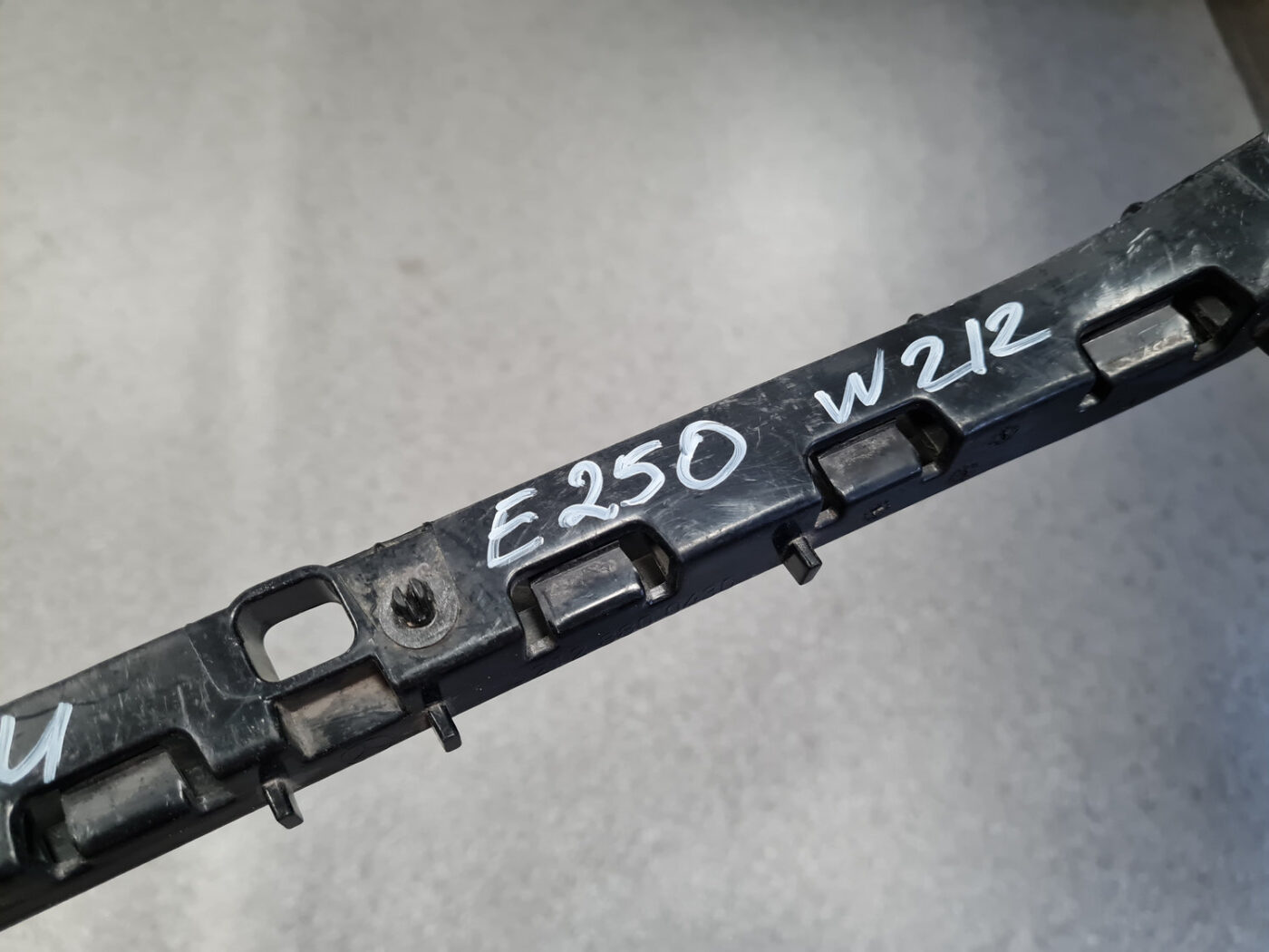 Aizmugurējā spārna un bufera stiprinājums priekš MERCEDES BENZ E250 W212 2014 4 Aizmugurējā spārna un bufera stiprinājums priekš MERCEDES BENZ E250 W212 2014