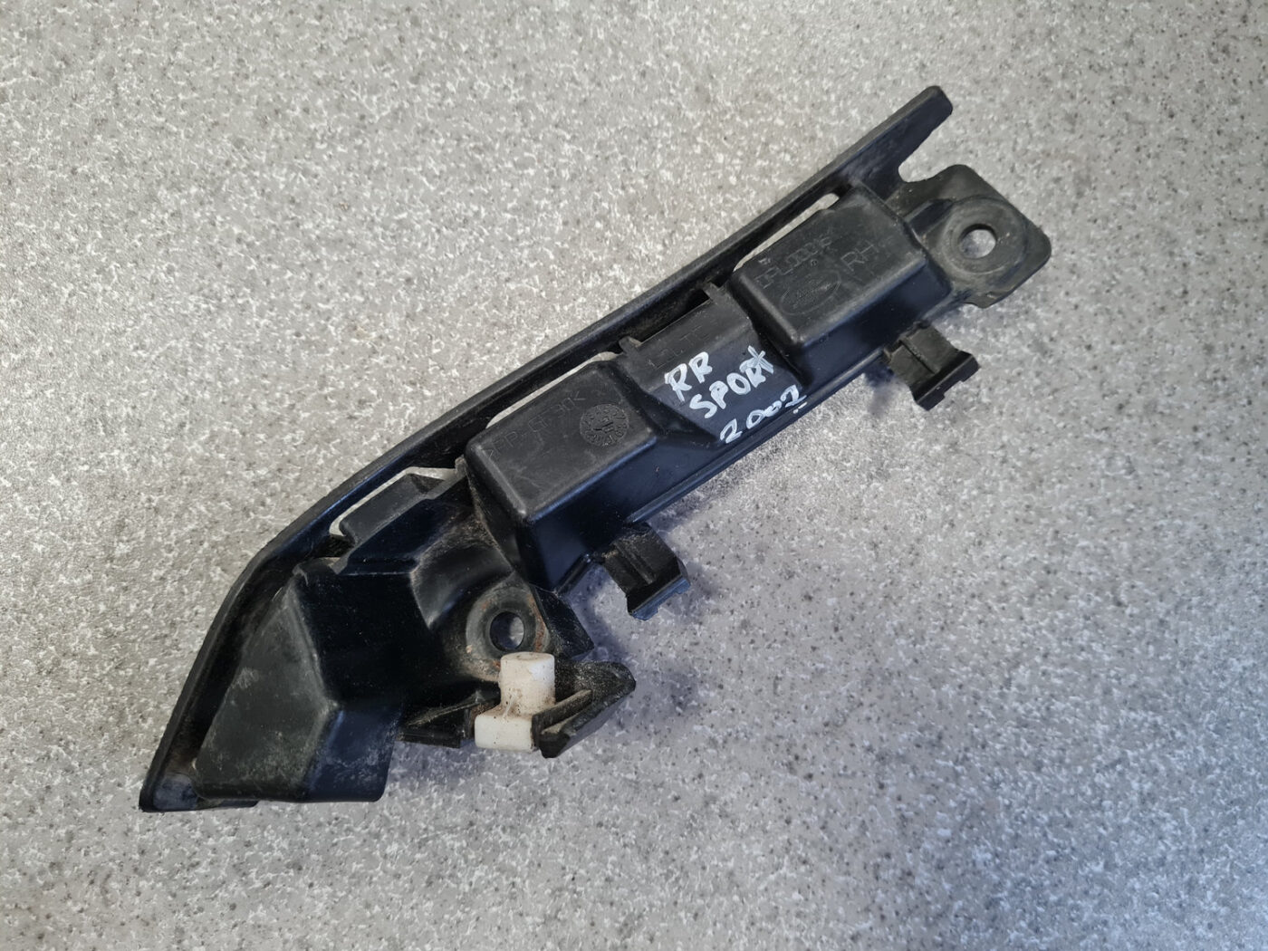 Priekšējā spārna un bufera stiprinājums priekš RANGE ROVER SPORT 2007 5 Priekšējā spārna un bufera stiprinājums priekš RANGE ROVER SPORT 2007