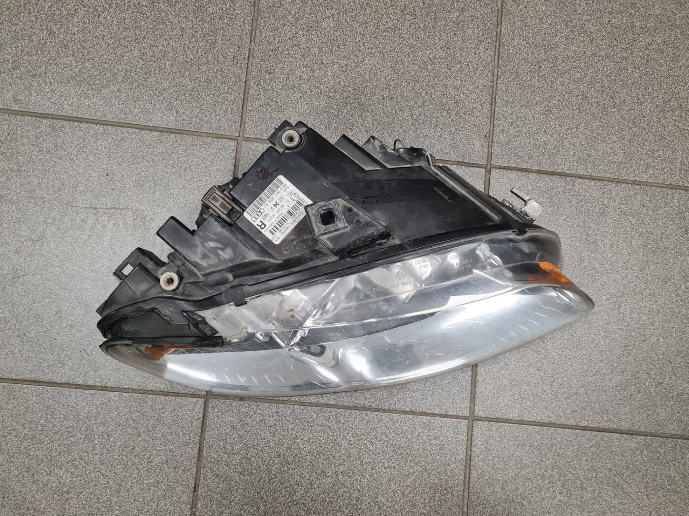 Priekšējais labais lukturis priekš AUDI A4 2007 15 Priekšējais labais lukturis priekš AUDI A4 2007