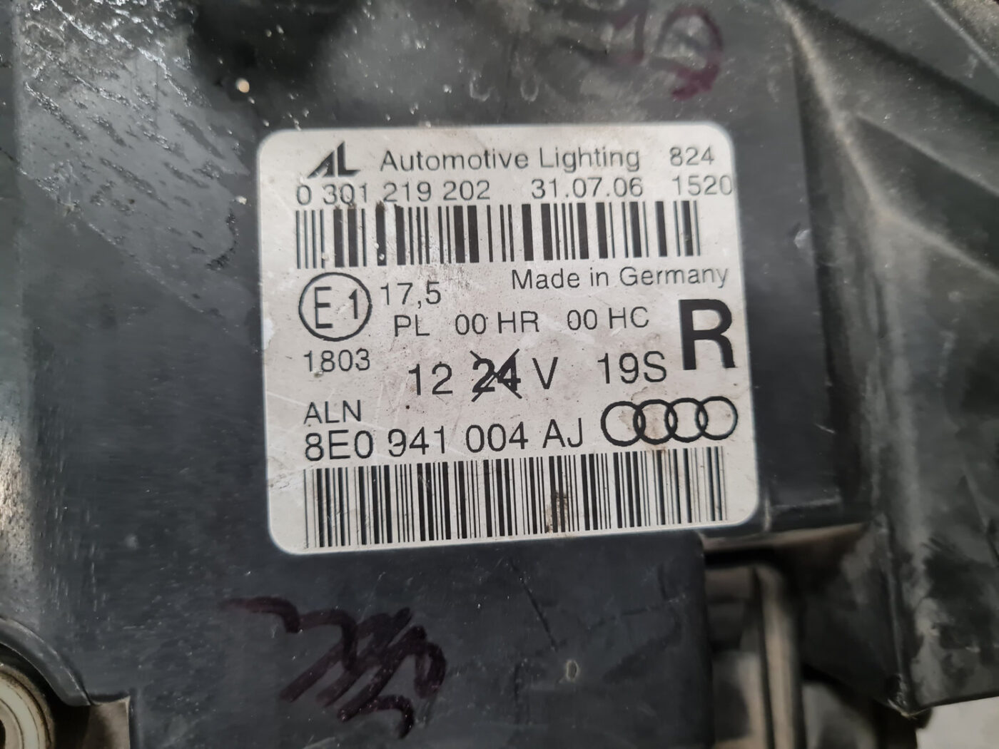 Priekšējais labais lukturis priekš AUDI A4 2007 11 Priekšējais labais lukturis priekš AUDI A4 2007