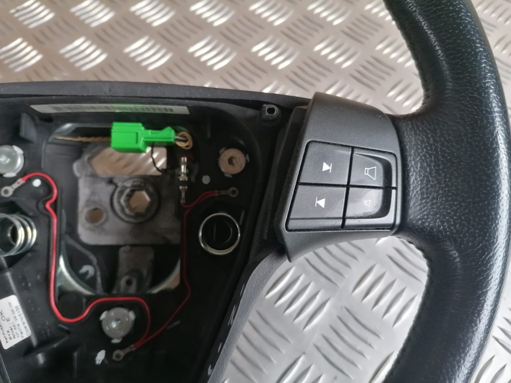 Stūre priekš VOLVO C30 2008 TURQUOISE 3 Stūre priekš VOLVO C30 2008 TURQUOISE