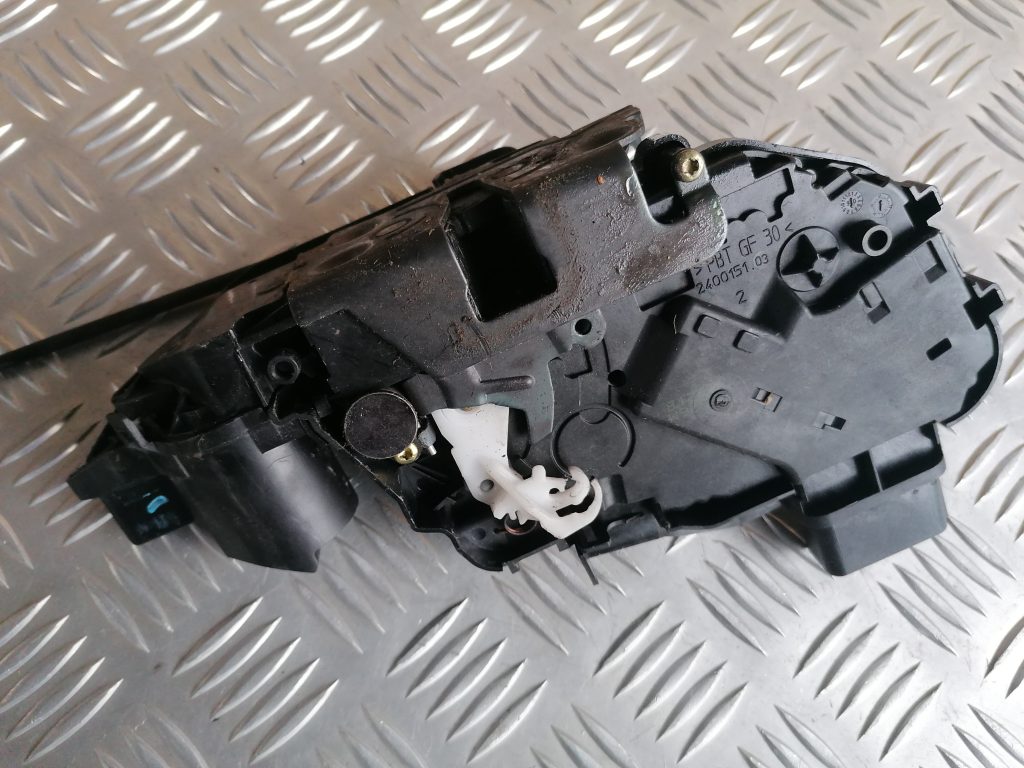 Priekšējo labo durvju slēdzene priekš VOLVO C30 2008 TURQUOISE 4 Priekšējo labo durvju slēdzene priekš VOLVO C30 2008 TURQUOISE