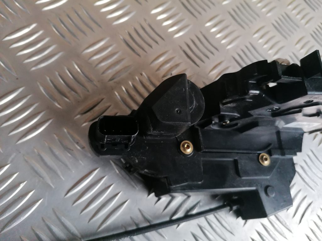 Priekšējo labo durvju slēdzene priekš VOLVO C30 2008 TURQUOISE 6 Priekšējo labo durvju slēdzene priekš VOLVO C30 2008 TURQUOISE