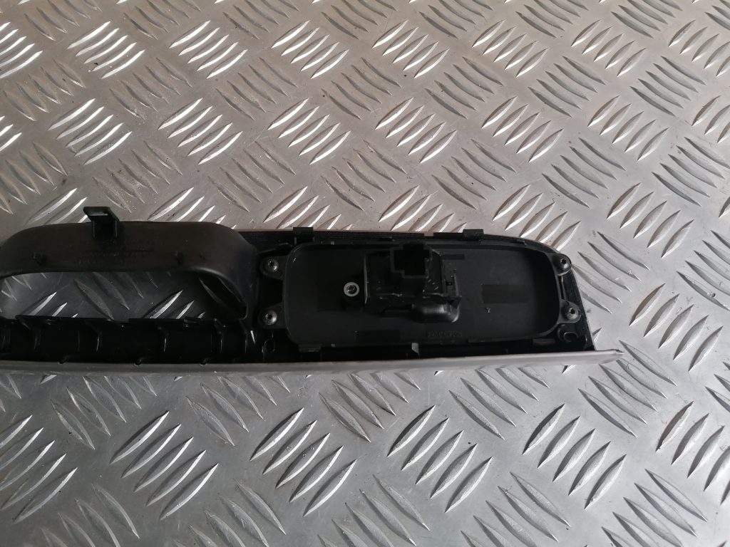 Stikla pacelšanas poga priekš VOLVO C30 2008 TURQUOISE 4 Stikla pacelšanas poga priekš VOLVO C30 2008 TURQUOISE