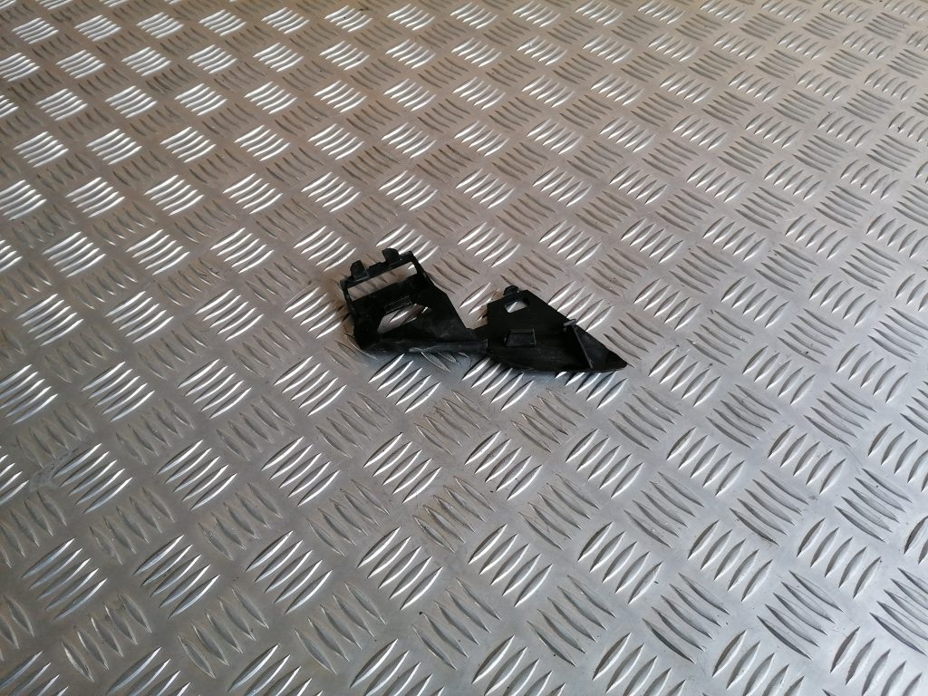 Priekšēja luktura kronšteins priekš VOLVO C30 2008 TURQUOISE 3 Priekšēja luktura kronšteins priekš VOLVO C30 2008 TURQUOISE