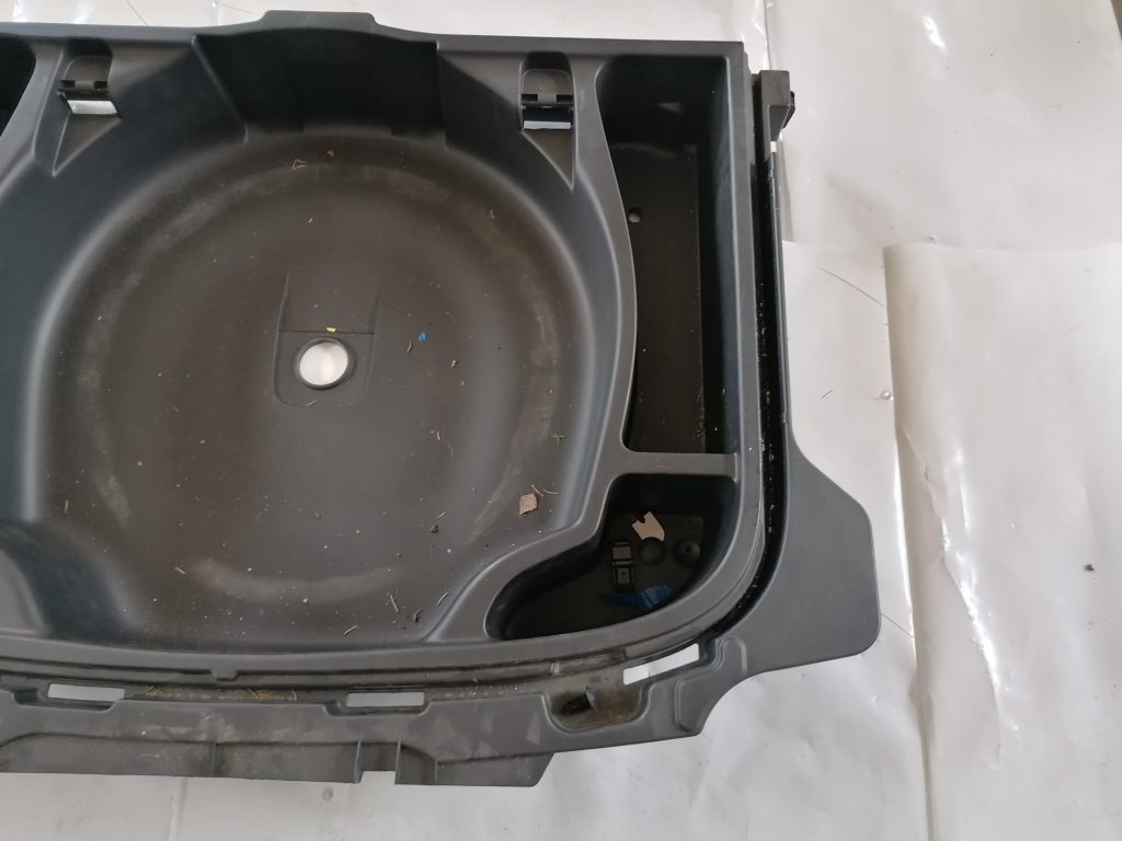 Bagāžnieka nodalījuma instrumentu ieliktnis priekš VOLVO C30 2008 TURQUOISE 2 Bagāžnieka nodalījuma instrumentu ieliktnis priekš VOLVO C30 2008 TURQUOISE