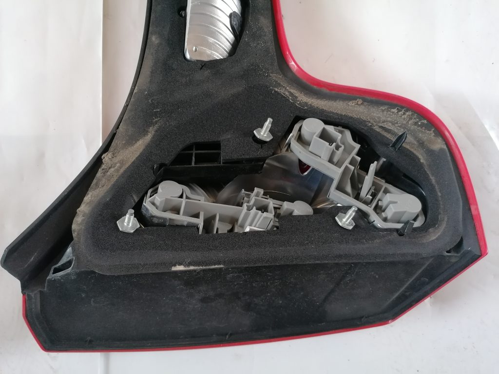 Aizmugurējais kreisais lukturis priekš VOLVO C30 2008 TURQUOISE 6 Aizmugurējais kreisais lukturis priekš VOLVO C30 2008 TURQUOISE