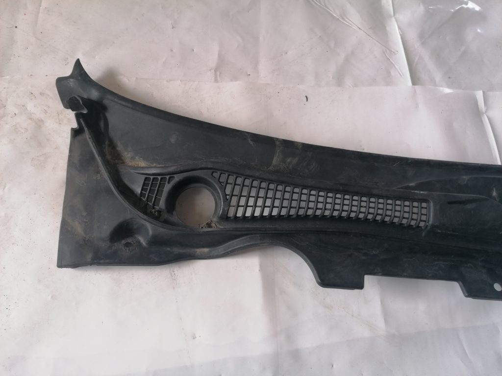 Vējstikla uzlikas (deflektora) režģis priekš VOLVO C30 2008 TURQUOISE 2 Vējstikla uzlikas (deflektora) režģis priekš VOLVO C30 2008 TURQUOISE