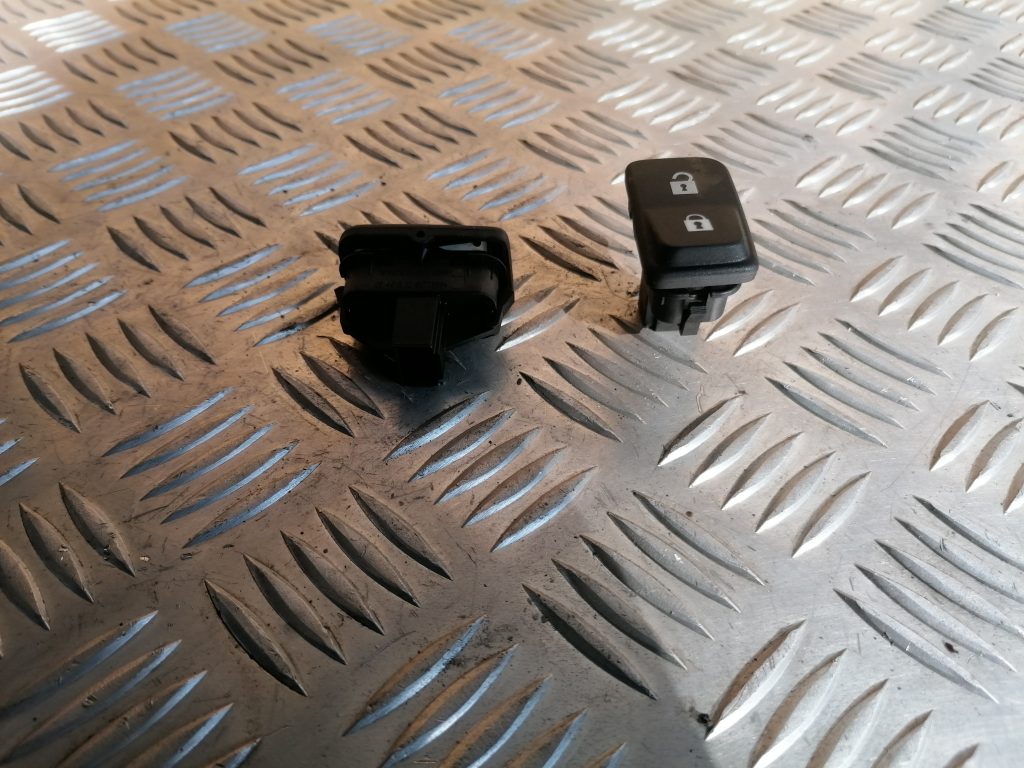 Atvēršanas/aizvēršanas poga priekš VOLVO C30 2008 TURQUOISE 3 Atvēršanas/aizvēršanas poga priekš VOLVO C30 2008 TURQUOISE