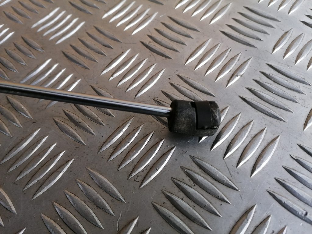 Bagažnieka vāka amortizators priekš NISSAN PATHFINDER 2006 2 Bagažnieka vāka amortizators priekš NISSAN PATHFINDER 2006