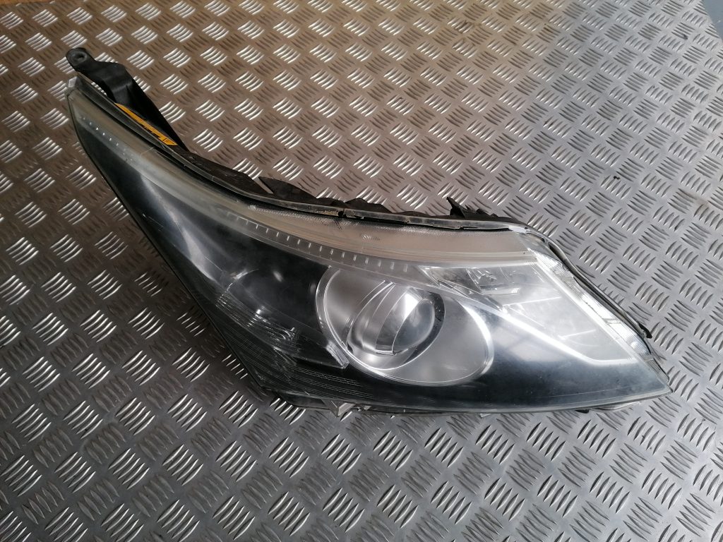 Priekšējais labais lukturis priekš TOYOTA AVENSIS 2012 1 Priekšējais labais lukturis priekš TOYOTA AVENSIS 2012