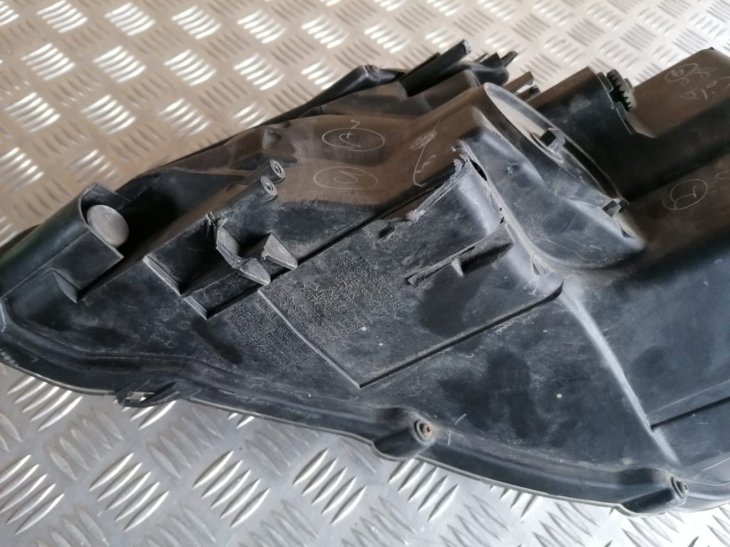 Priekšējais labais lukturis priekš TOYOTA AVENSIS 2012 5 Priekšējais labais lukturis priekš TOYOTA AVENSIS 2012