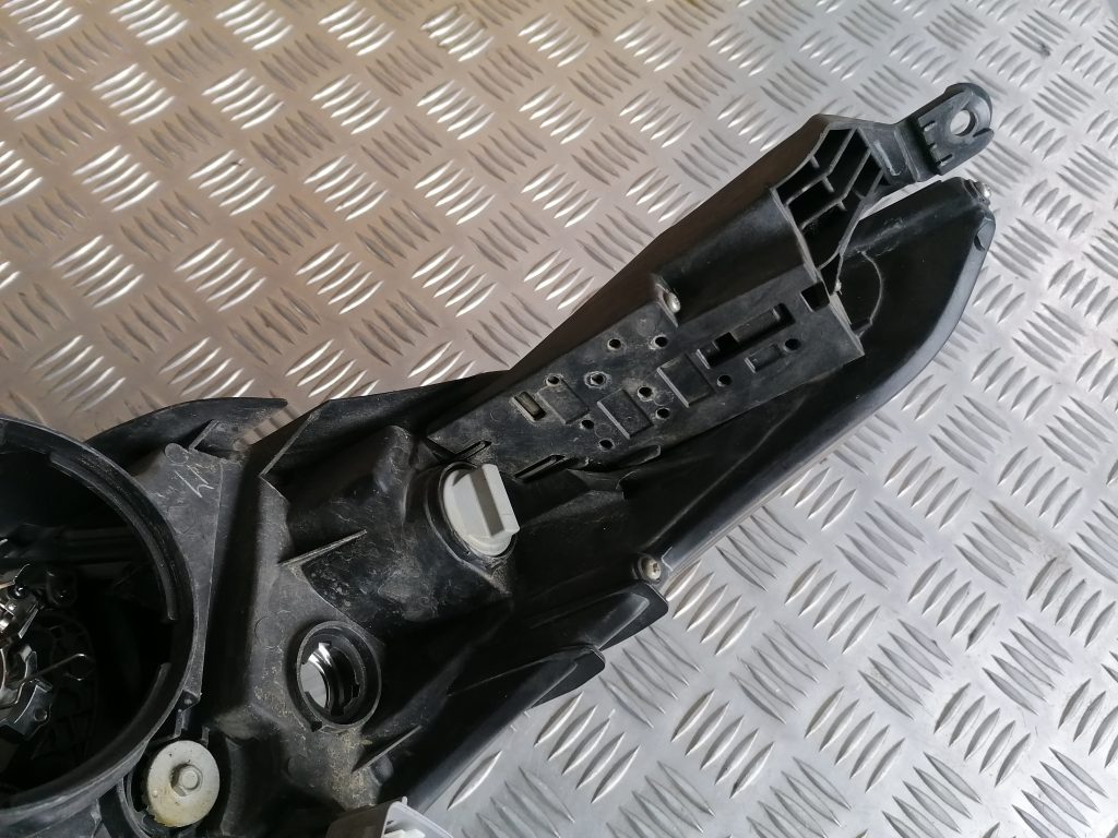 Priekšējais labais lukturis priekš TOYOTA AVENSIS 2012 6 Priekšējais labais lukturis priekš TOYOTA AVENSIS 2012